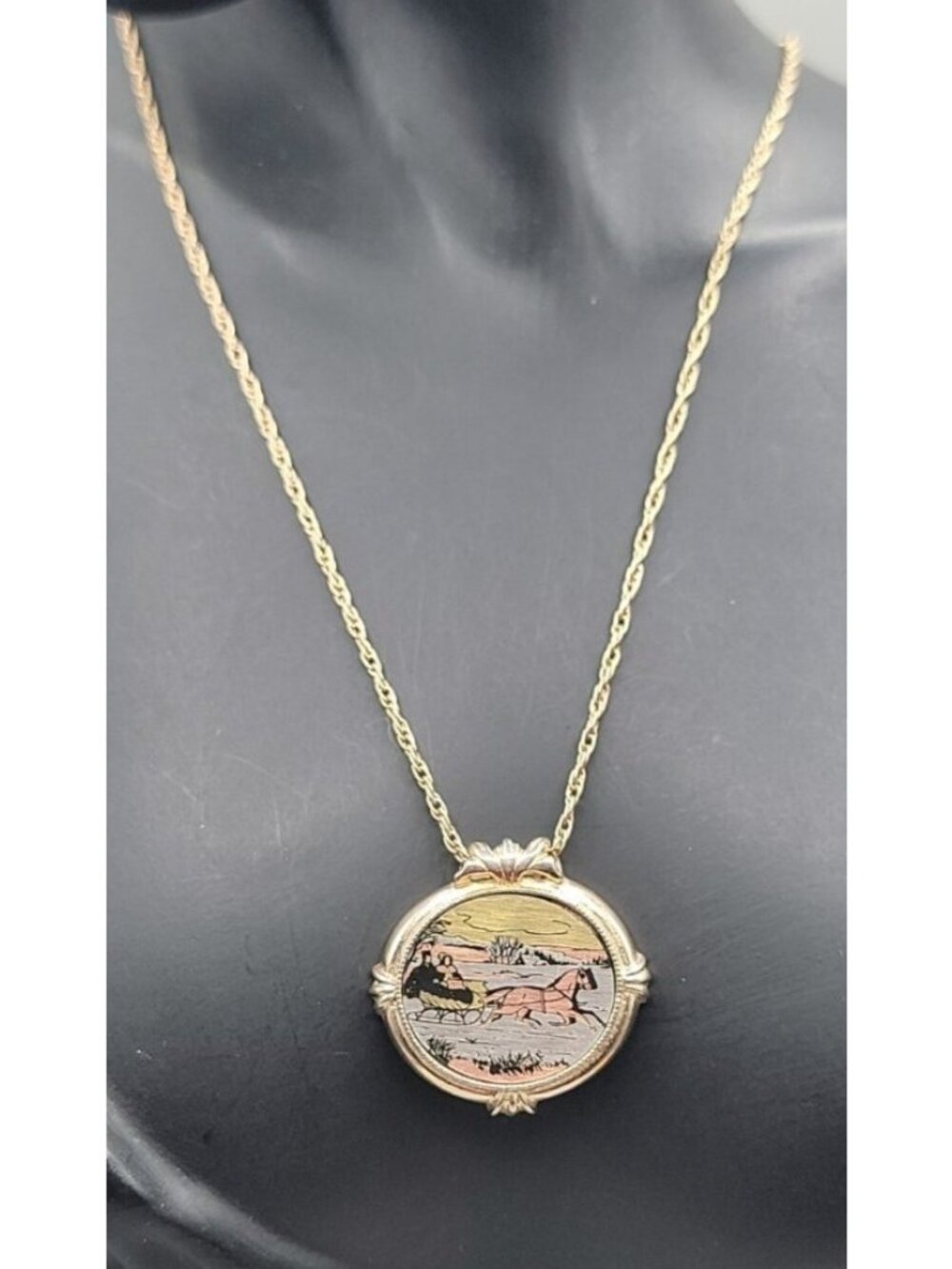 Vintage 1982 Avon Country Christmas Pendant Necklace 18" Gold Tone Chain - Picture 2 of 11